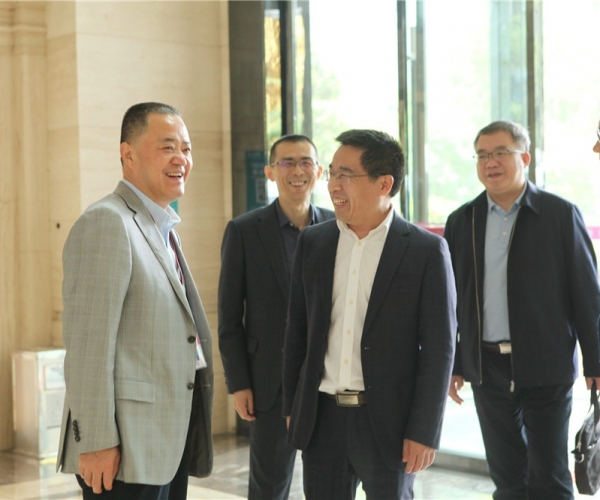 商务部国家茧丝绸协调办公室副司长陈平，，，河池市委常委、副市长杜际鹏莅临调研指导